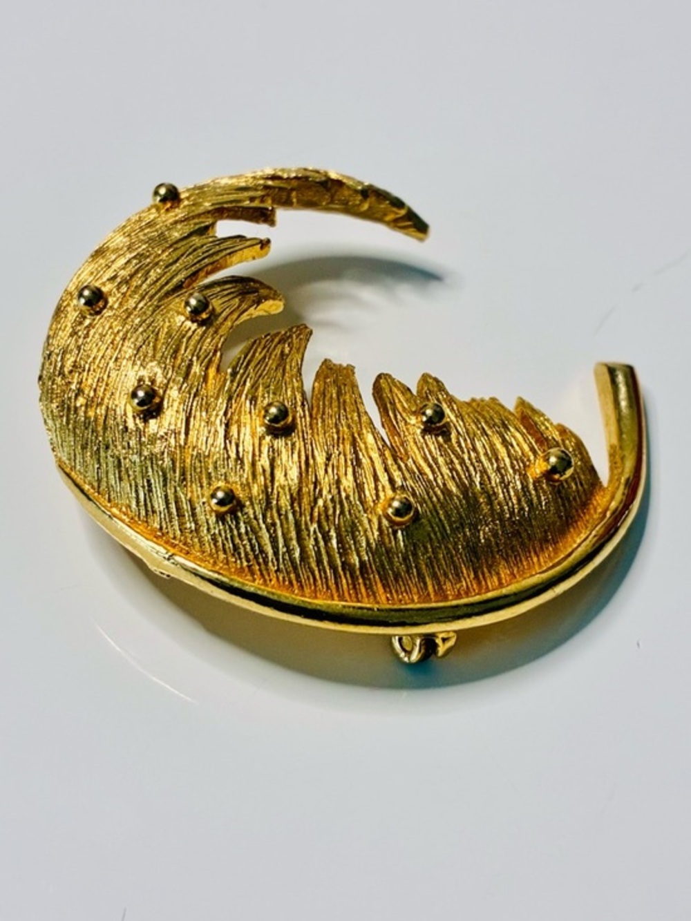 VTG Textured Gold-Tone Crescent Brooch Classic Quiet Luxury Everyday Elegant EUC
